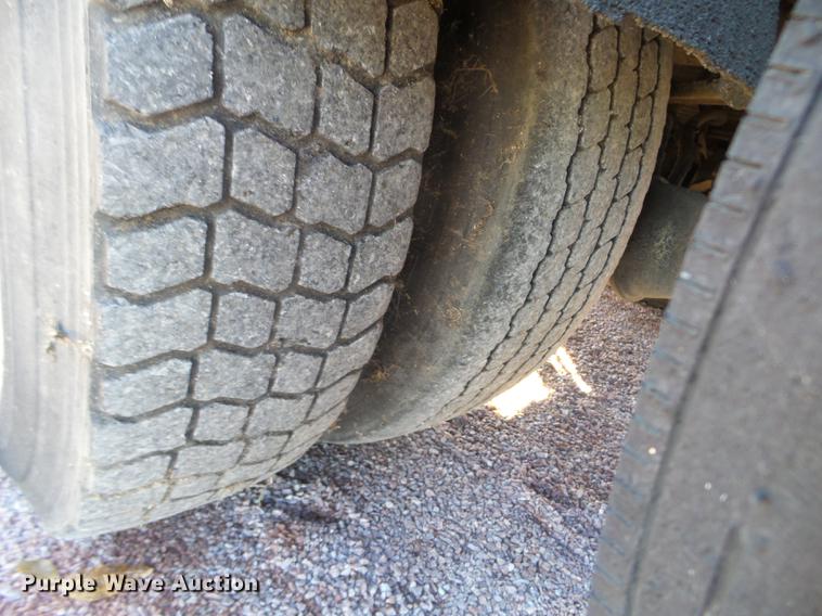 image for item DX9569 1995 International 4700 oil distributor truck