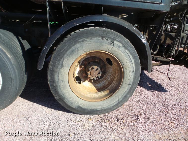 image for item DX9569 1995 International 4700 oil distributor truck