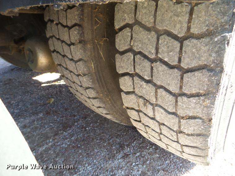 image for item DX9569 1995 International 4700 oil distributor truck