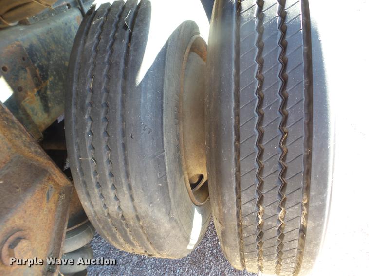 image for item DX9569 1995 International 4700 oil distributor truck