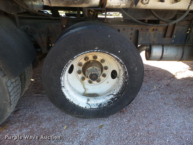 image for item DX9569 1995 International 4700 oil distributor truck