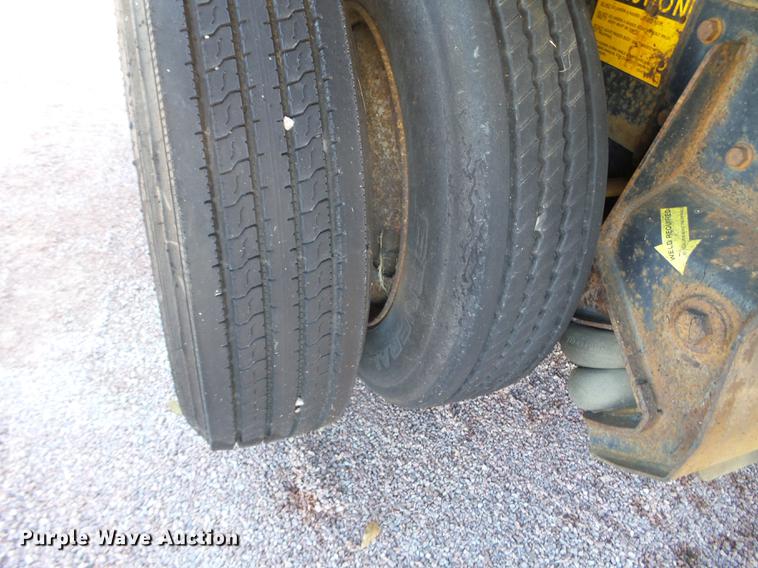 image for item DX9569 1995 International 4700 oil distributor truck