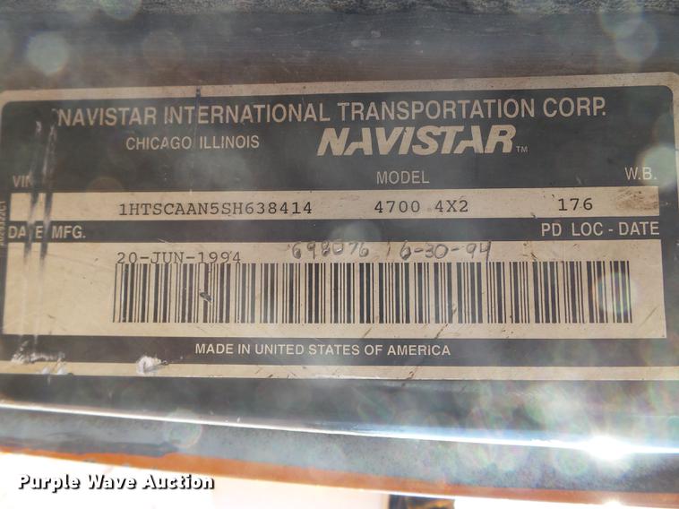 image for item DX9569 1995 International 4700 oil distributor truck