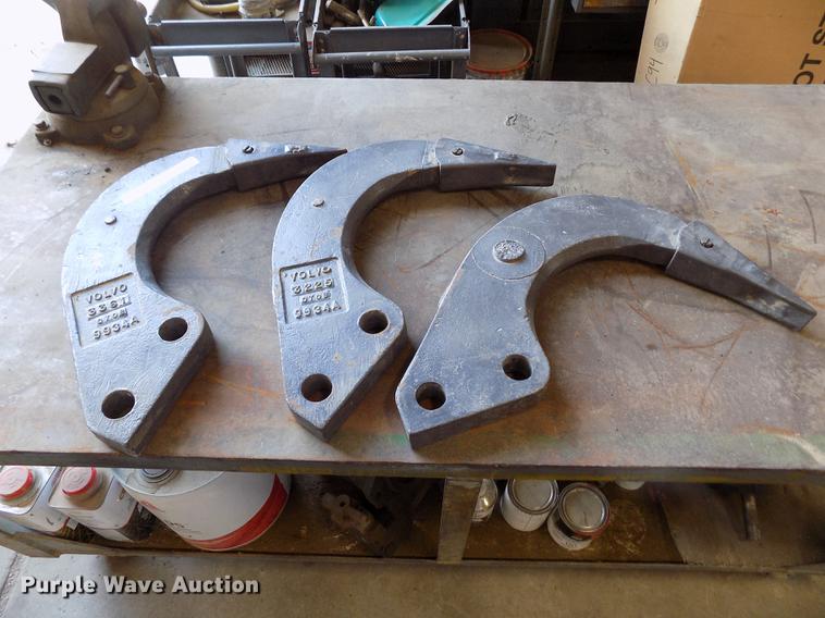 image for item DY9089 (3) Volvo G940 ripper shanks with teeth