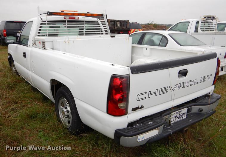 image for item EO9696 2004 Chevrolet Silverado 1500 pickup truck
