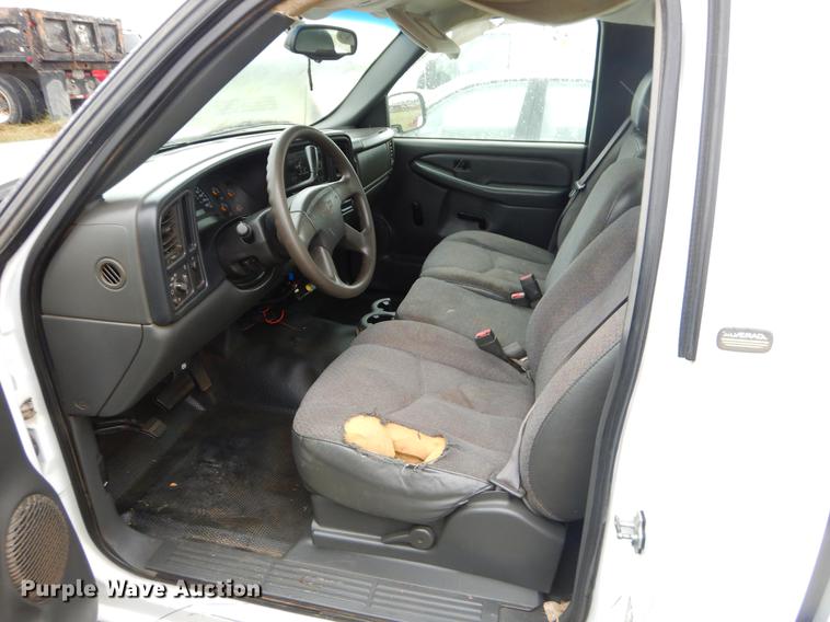 image for item EO9696 2004 Chevrolet Silverado 1500 pickup truck