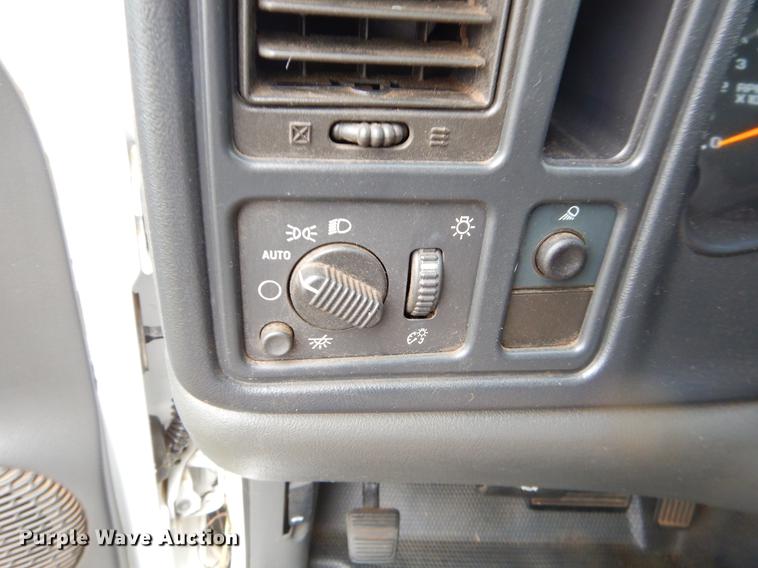 image for item EO9696 2004 Chevrolet Silverado 1500 pickup truck