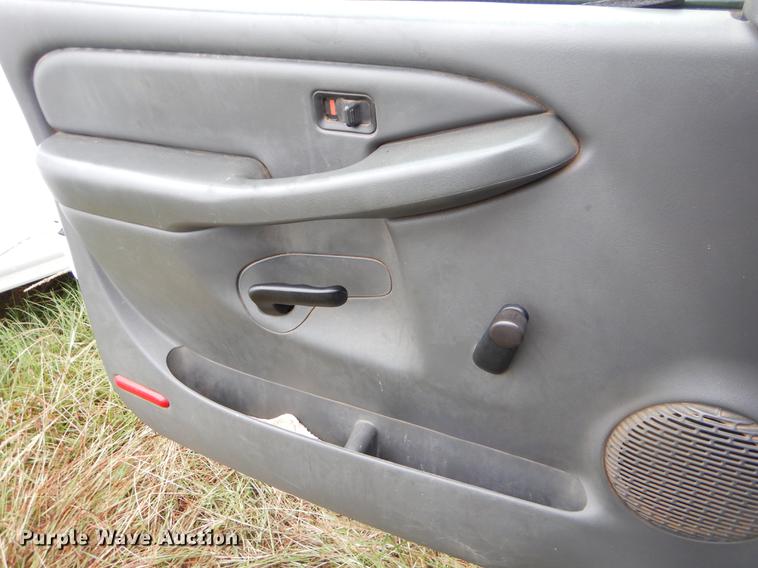 image for item EO9696 2004 Chevrolet Silverado 1500 pickup truck