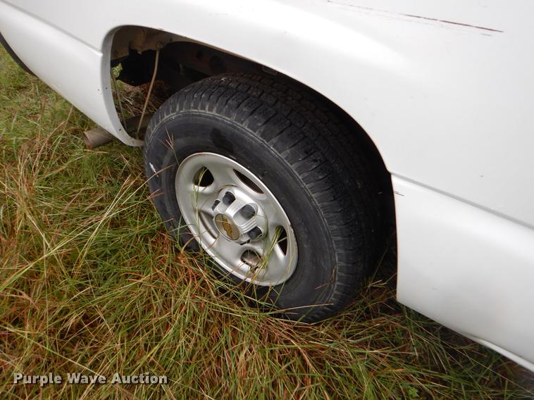 image for item EO9696 2004 Chevrolet Silverado 1500 pickup truck