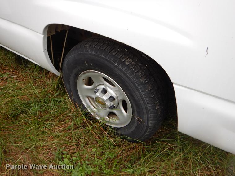 image for item EO9696 2004 Chevrolet Silverado 1500 pickup truck