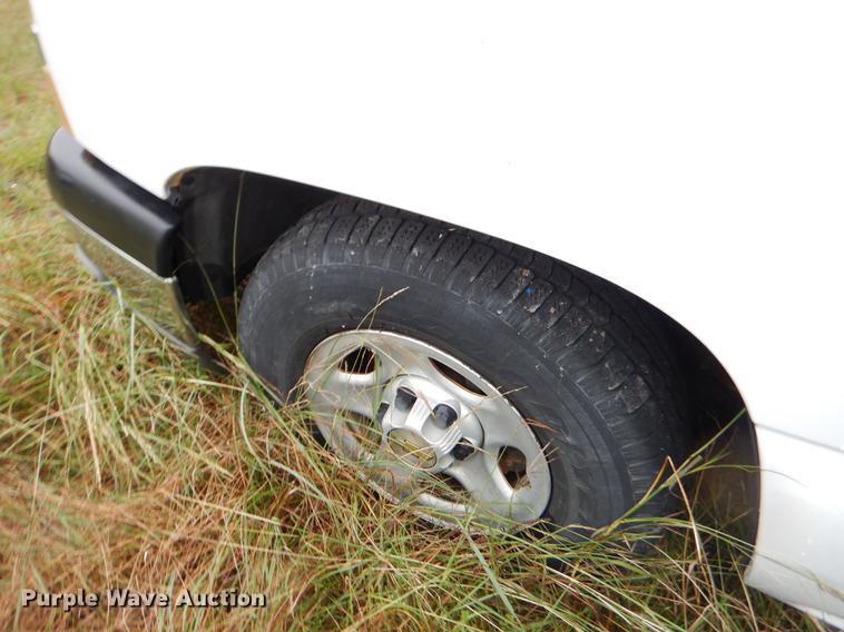 image for item EO9696 2004 Chevrolet Silverado 1500 pickup truck