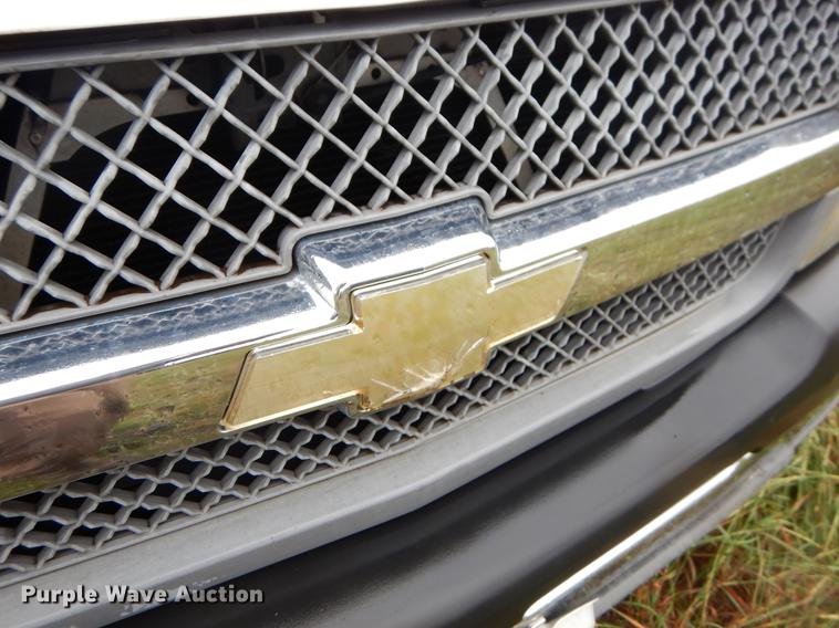 image for item EO9696 2004 Chevrolet Silverado 1500 pickup truck