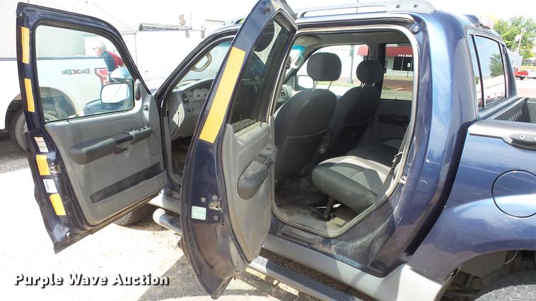 image for item ET9406 2003 Ford Explorer Sport Trac XLT SUV