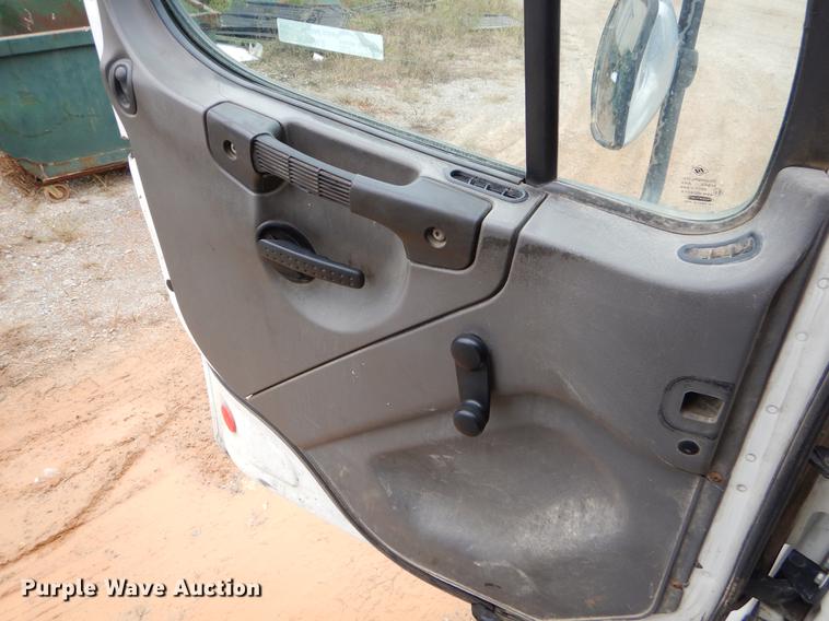 image for item EW9536 2007 Freightliner Business Class M2 refuse truck