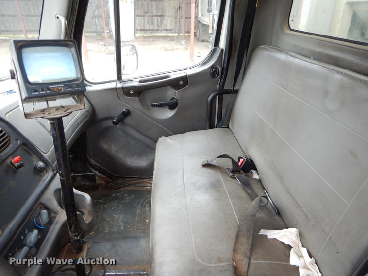image for item EW9536 2007 Freightliner Business Class M2 refuse truck