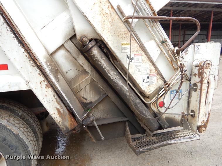 image for item EW9536 2007 Freightliner Business Class M2 refuse truck