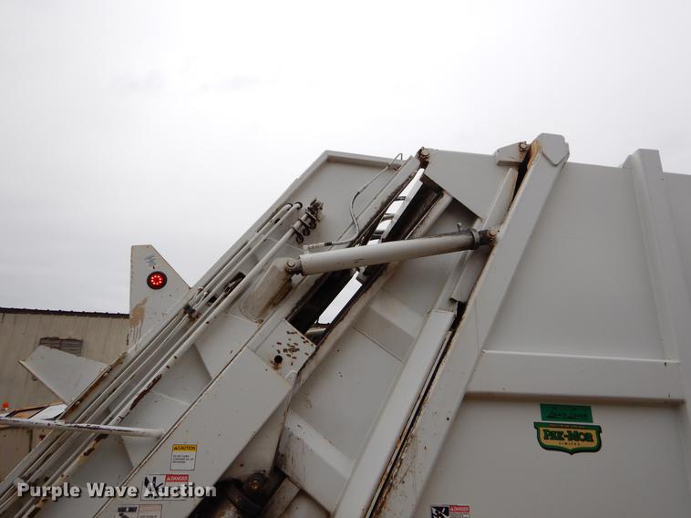 image for item EW9536 2007 Freightliner Business Class M2 refuse truck