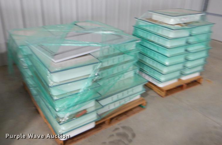 image for item EW9557 Approximately 40 medicine cabinets