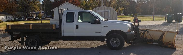 image for item AV9491 2001 Ford F250 Super Duty SuperCab flatbed pickup truck