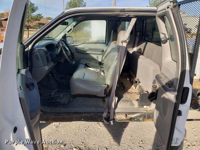 image for item AV9491 2001 Ford F250 Super Duty SuperCab flatbed pickup truck