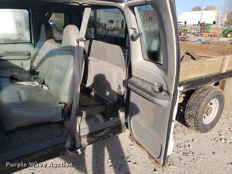 image for item AV9491 2001 Ford F250 Super Duty SuperCab flatbed pickup truck