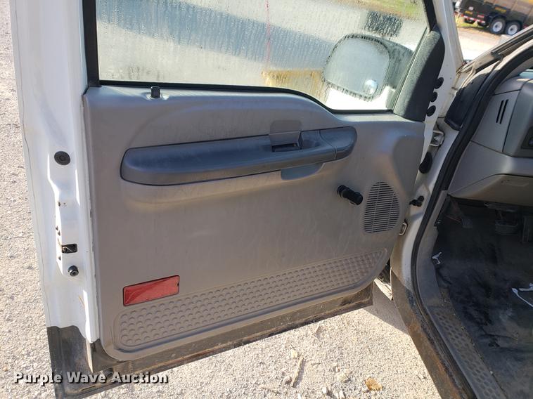 image for item AV9491 2001 Ford F250 Super Duty SuperCab flatbed pickup truck