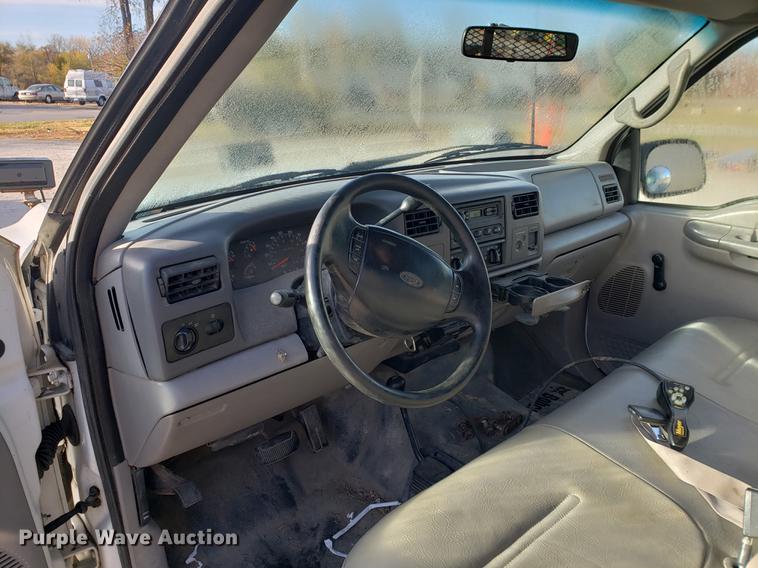 image for item AV9491 2001 Ford F250 Super Duty SuperCab flatbed pickup truck