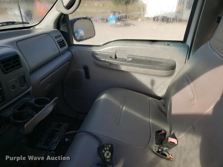 image for item AV9491 2001 Ford F250 Super Duty SuperCab flatbed pickup truck