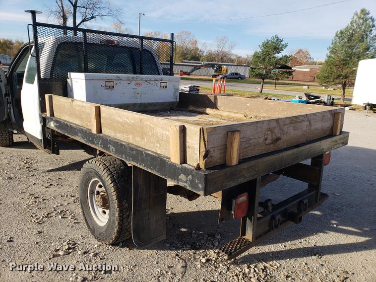 image for item AV9491 2001 Ford F250 Super Duty SuperCab flatbed pickup truck