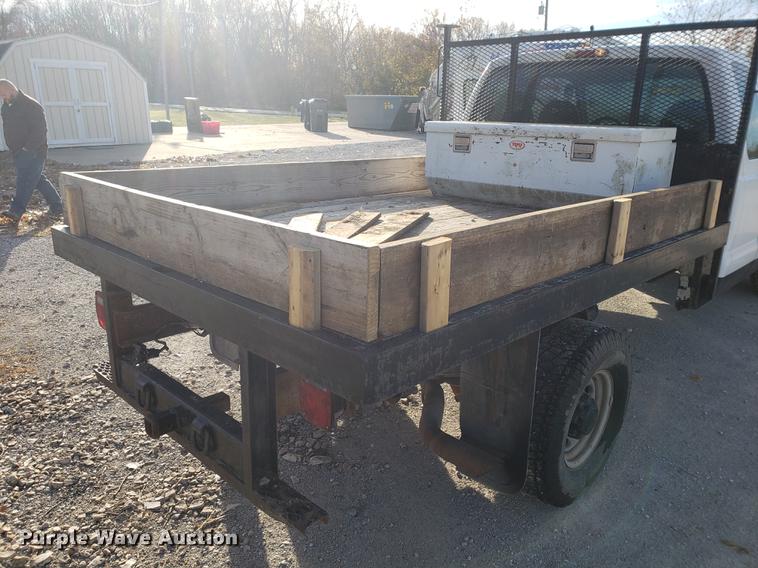 image for item AV9491 2001 Ford F250 Super Duty SuperCab flatbed pickup truck