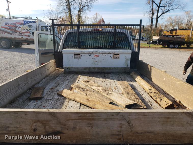 image for item AV9491 2001 Ford F250 Super Duty SuperCab flatbed pickup truck