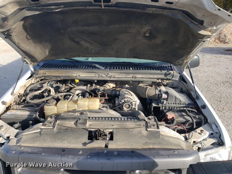 image for item AV9491 2001 Ford F250 Super Duty SuperCab flatbed pickup truck