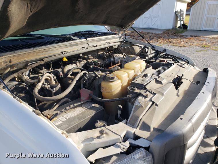 image for item AV9491 2001 Ford F250 Super Duty SuperCab flatbed pickup truck