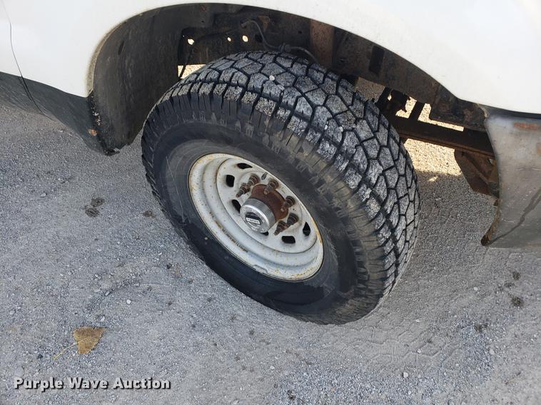 image for item AV9491 2001 Ford F250 Super Duty SuperCab flatbed pickup truck