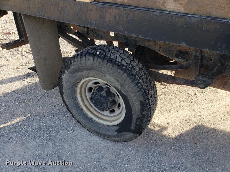 image for item AV9491 2001 Ford F250 Super Duty SuperCab flatbed pickup truck