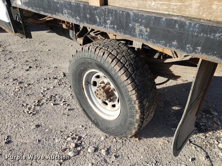 image for item AV9491 2001 Ford F250 Super Duty SuperCab flatbed pickup truck