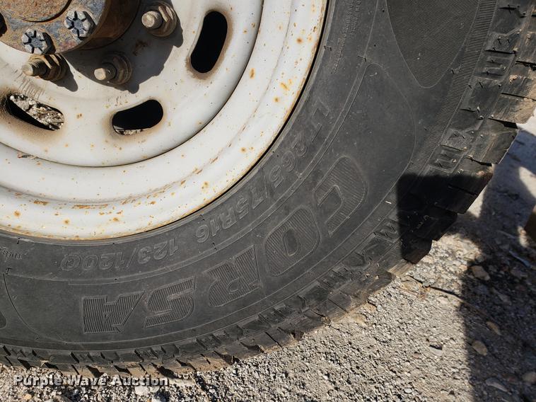 image for item AV9491 2001 Ford F250 Super Duty SuperCab flatbed pickup truck