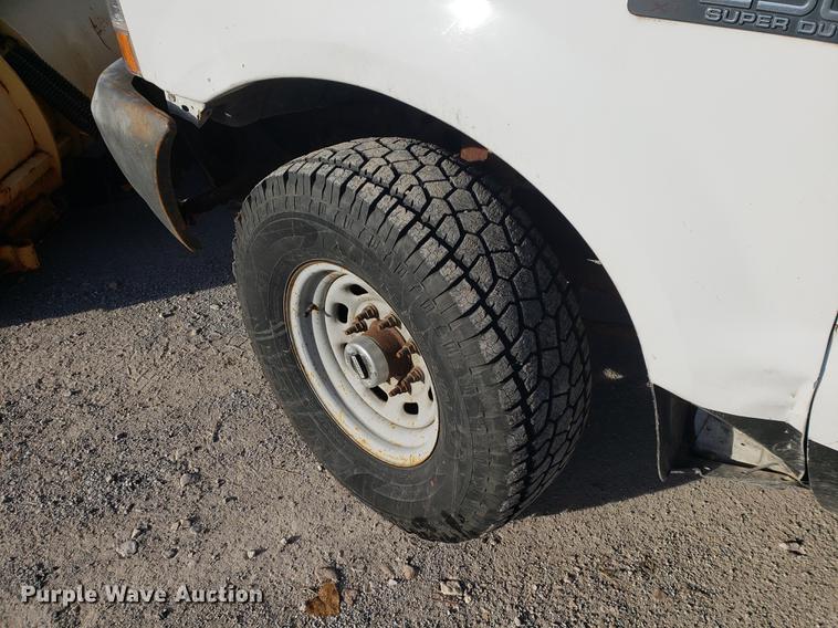 image for item AV9491 2001 Ford F250 Super Duty SuperCab flatbed pickup truck