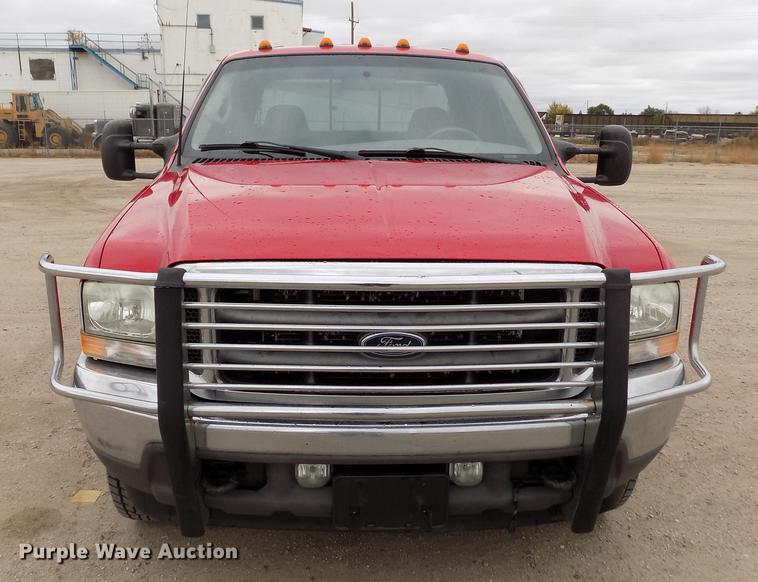 image for item DB9066 2002 Ford F350 Super Duty Lariat Crew Cab pickup truck