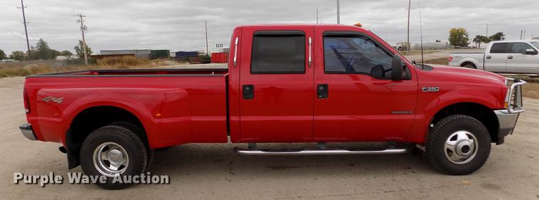 image for item DB9066 2002 Ford F350 Super Duty Lariat Crew Cab pickup truck