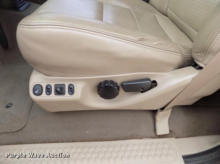 image for item DB9066 2002 Ford F350 Super Duty Lariat Crew Cab pickup truck