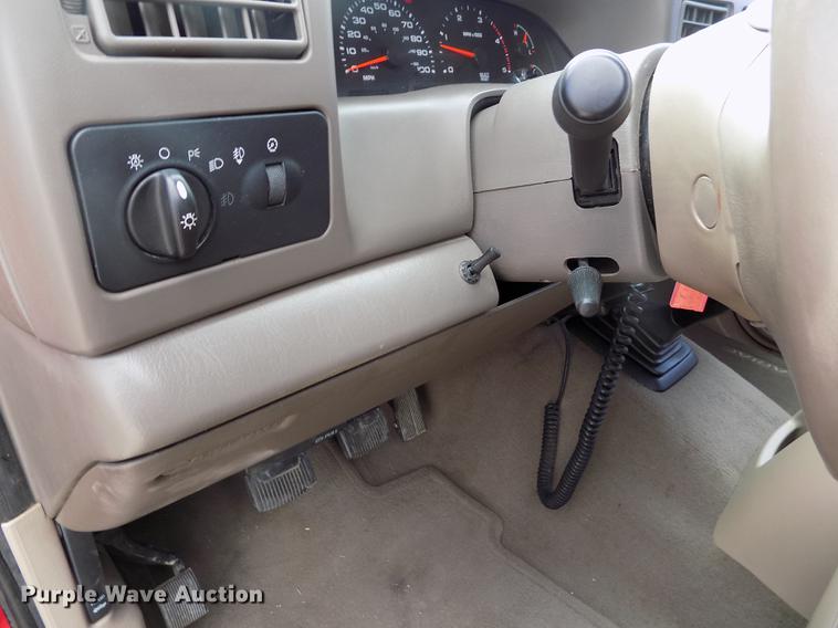 image for item DB9066 2002 Ford F350 Super Duty Lariat Crew Cab pickup truck