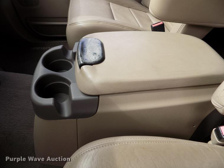 image for item DB9066 2002 Ford F350 Super Duty Lariat Crew Cab pickup truck