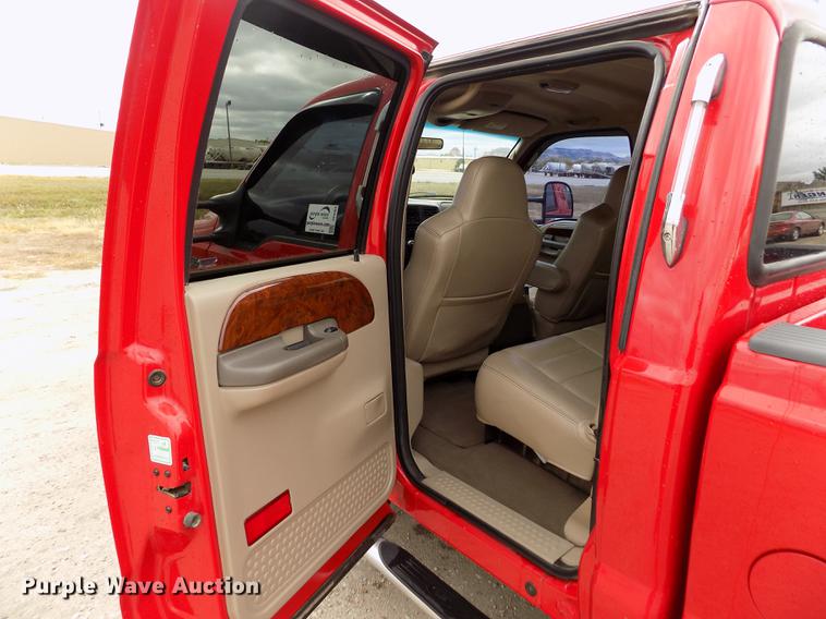 image for item DB9066 2002 Ford F350 Super Duty Lariat Crew Cab pickup truck