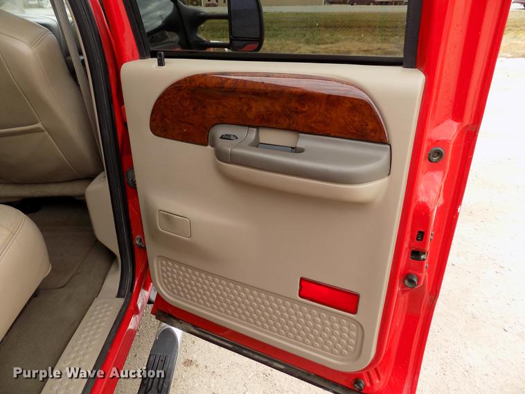 image for item DB9066 2002 Ford F350 Super Duty Lariat Crew Cab pickup truck