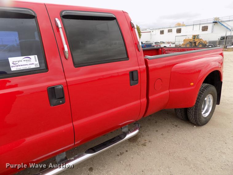 image for item DB9066 2002 Ford F350 Super Duty Lariat Crew Cab pickup truck