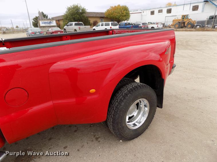image for item DB9066 2002 Ford F350 Super Duty Lariat Crew Cab pickup truck