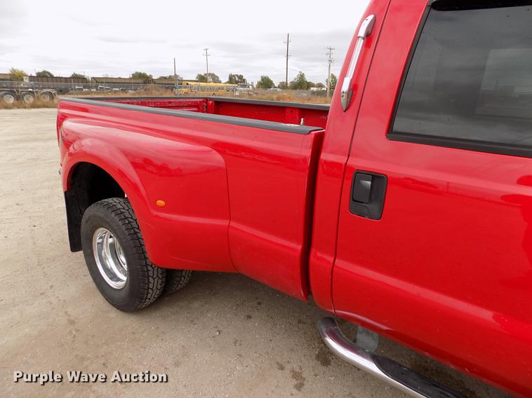 image for item DB9066 2002 Ford F350 Super Duty Lariat Crew Cab pickup truck