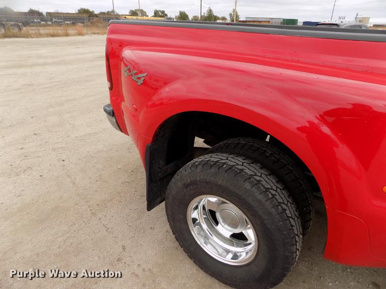 image for item DB9066 2002 Ford F350 Super Duty Lariat Crew Cab pickup truck