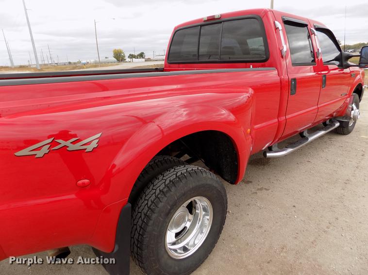 image for item DB9066 2002 Ford F350 Super Duty Lariat Crew Cab pickup truck